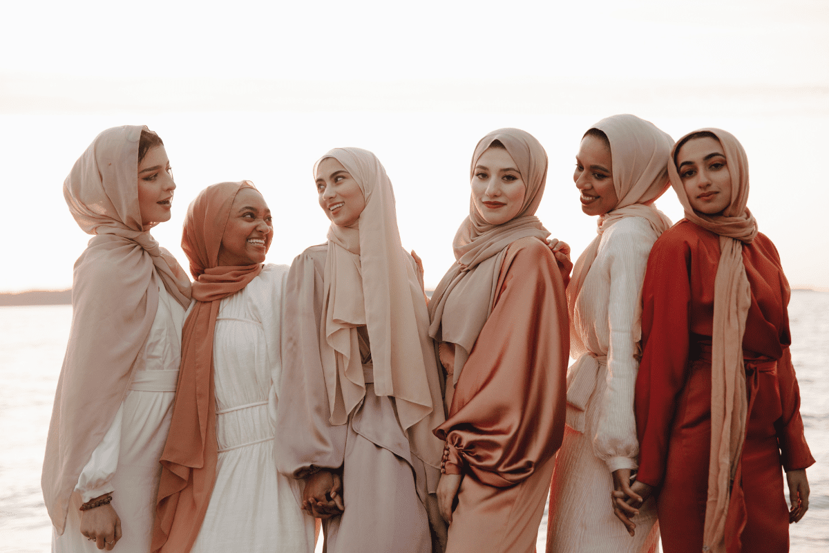 femmes qui portent le hijab avec un caftan